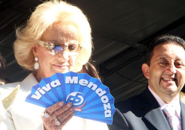 A Mirtha la golpearon con una manzana y abandonó el palco. Foto: MDZ