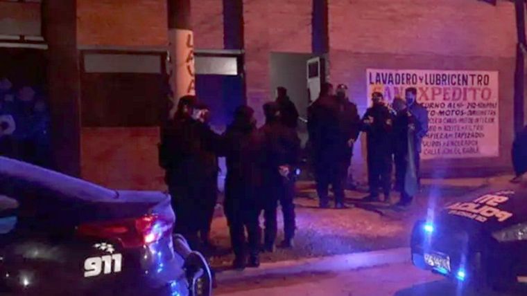 La fiesta tuvo lugar en un lavadero de autos y fue desarticulada por la policía