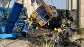 tragedia en tailandia: al menos 30 muertos y mas de 60 heridos tras la caida de una grua sobre un tren tragedia en tailandia: al menos 30 muertos y mas de 60 heridos tras la caida de una grua sobre un tren