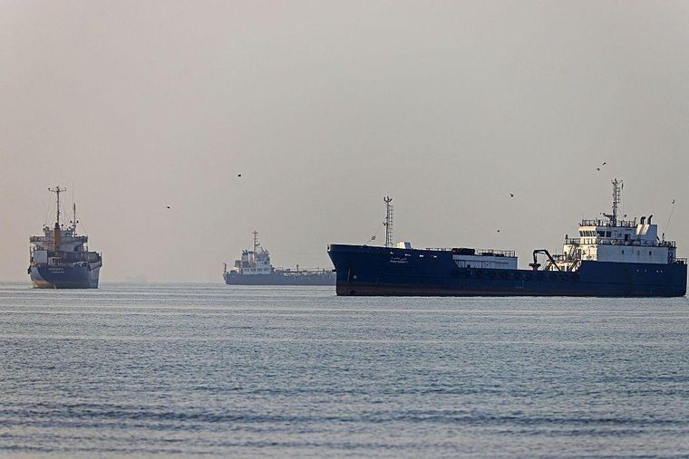 Varios buques navegan frente a la playa de Suru, en Bandar Abbas, a orillas del estrecho de Ormuz, un paso clave para el comercio mundial de petróleo.