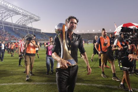 Eduardo Domínguez le impuso condiciones a la dirigencia de Estudiantes para renovar su contrato. Eduardo Domínguez le impuso condiciones a la dirigencia de Estudiantes para renovar su contrato.