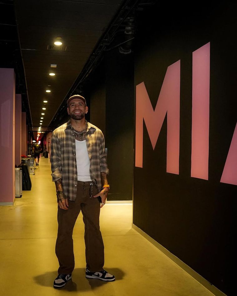 Camisa abierta, pantalón holgado y una gorra con mensaje. Camisa abierta, pantalón holgado y una gorra con mensaje.