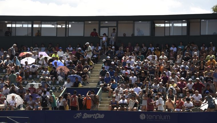 Los espectadores intentan soportar el calor de la Ciudad de Buenos Aires. Foto: Juan Mateo Aberastain Zubimendi / MDZ