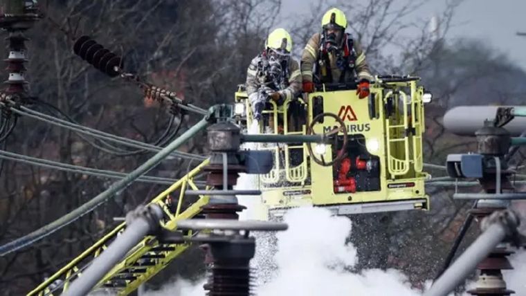 Los bomberos tratando de contener el incendio el viernes por la mañana. Foto: BBC