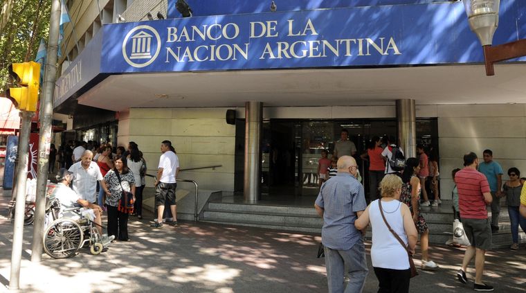 Según la diputada Canale, el banco duplicó numerosas compras y extracciones, perjudicando a los clientes.
