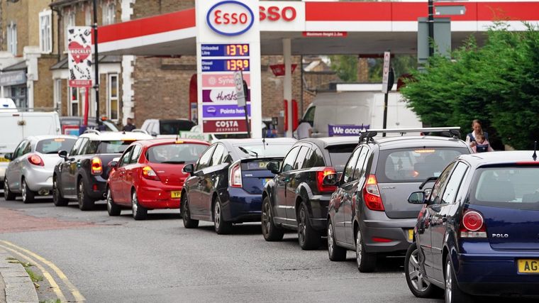 Hay ya 200 militares conduciendo camiones para salvar el problema. Foto: iNews.