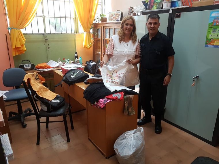 La directora de la institución recibió el material que les acercó la Policía Federal.