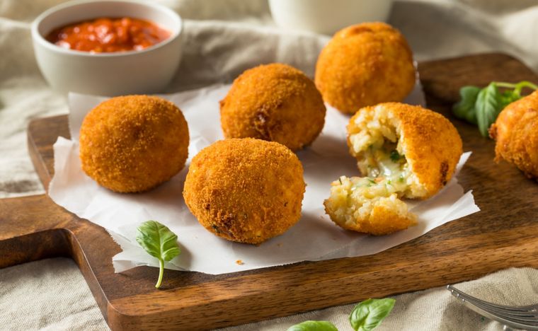 Croquetas de arroz con queso y limón.