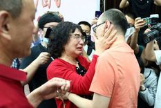 Li Jingzhi y su hijo se abrazan por primera vez en 32 años. Foto: BBC