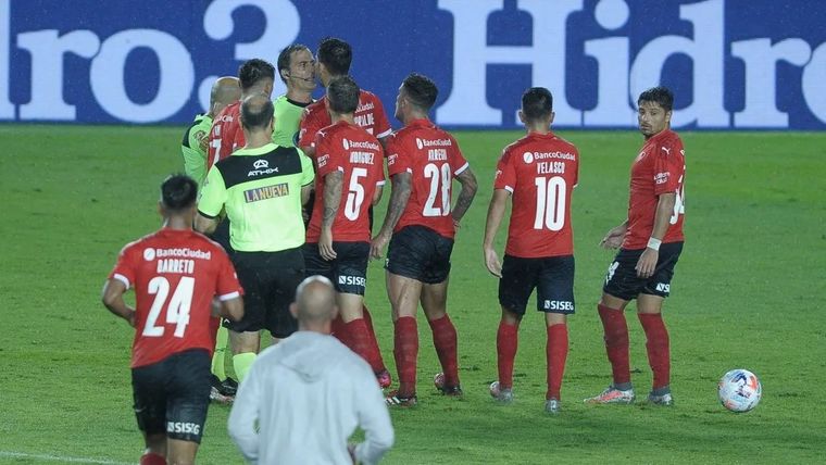Independiente presentó un reclamo y estallaron los memes. Foto: TNT Sports