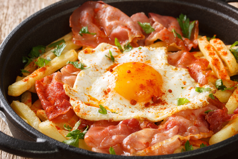 Aunque la receta original usa jamón serrano, también existen versiones con chorizo, morcilla o incluso con pimientos del padrón, adaptándose a los gustos de cada región.