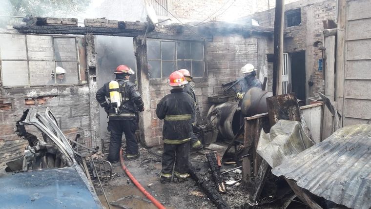 No quedó nada Los bomberos lograron apagar el incendio y protegieron las casas aledañas, pero hubo grandes pérdidas. Foto: Bomberos Voluntarios de Las Heras.