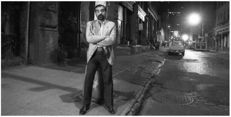 El gran Martin Scorsese y las calles nocturnas de fondo.