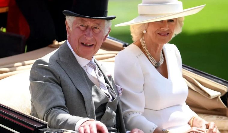 Carlos III y Camila Parker Carlos III y Camila pasaron el examen de los británicos. Foto: Efe.