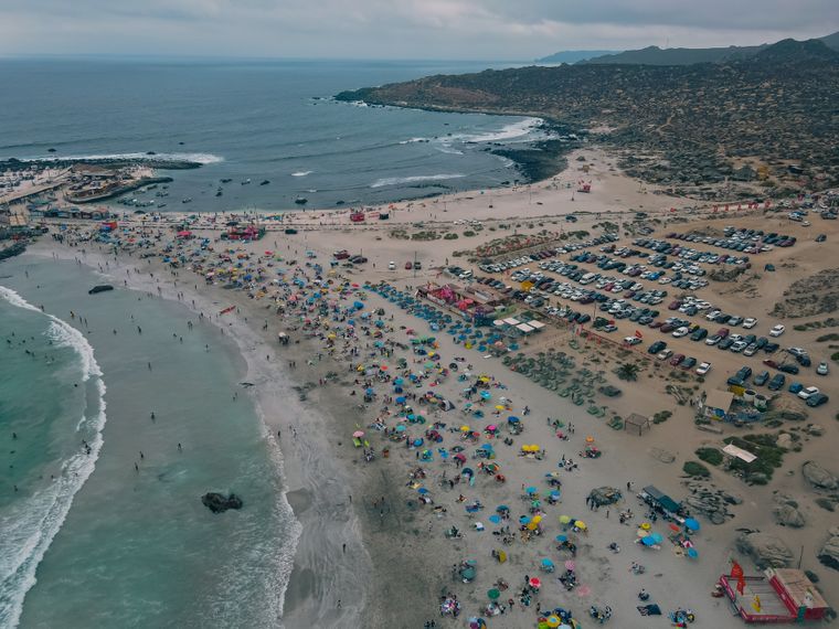 Con su mezcla de tranquilidad, deportes acuáticos y gastronomía local, Totoralillo es la playa perfecta para una escapada diferente en Chile.