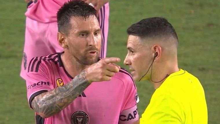 Messi terminó el partido muy enojado. Foto: Captura video