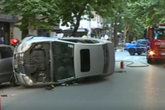 Un hombre chocó a un auto estacionado y volcó en un coqueto barrio porteño