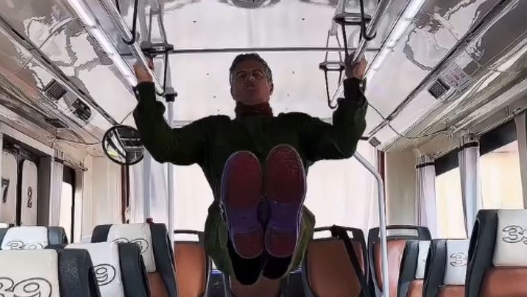 Mike Amigorena, la estrella sorpresa que celebró el centenario de la histórica línea de colectivos 39. Mike Amigorena, la estrella sorpresa que celebró el centenario de la histórica línea de colectivos 39.