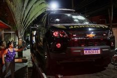 Un vehículo de la policía con el parabrisas roto tuvo que ser remolcado después del incidente ocurrido este domingo. Foto: REUTERS