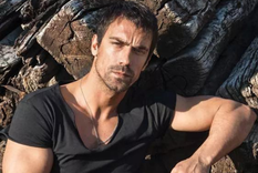 IBRAHIM ÇELIKKOL ES UNA DE LAS ESTRELLAS TURCAS DEL MOMENTO. SIN EMBARGO, NO SIEMPRE PENSÓ QUE LA ACTUACIÓN ERA SU VOCACIÓN.