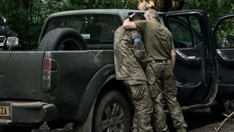 Un soldado ucraniano consuela a un compañero durante los combates en Kursk. Foto: Getty Images