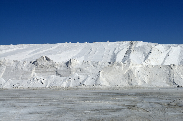 La extracción de sal comenzó a principios del siglo XX con trabajadores conocidos como salineros. La extracción de sal comenzó a principios del siglo XX con trabajadores conocidos como salineros.