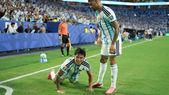 El ritual religioso de Cuti Romero y Lisandro Martínez en la previa de cada partido de la Selección argentina. El ritual religioso de Cuti Romero y Lisandro Martínez en la previa de cada partido de la Selección argentina.