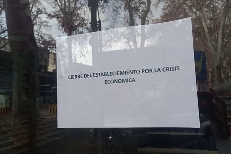 Un establecimiento comercial del centro mendocino cerró debido a la crisis económica. Un establecimiento comercial del centro mendocino cerró debido a la crisis económica.