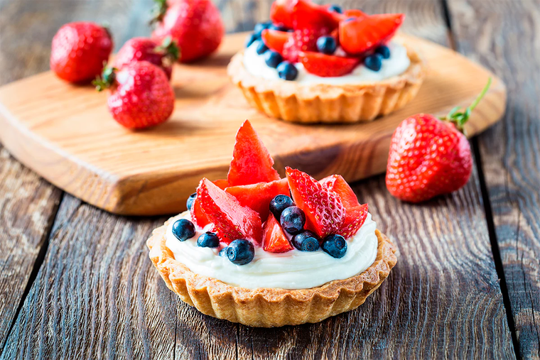 La receta de tarteletas de crema y frutos rojos combina texturas crujientes y suaves en un solo bocado. La receta de tarteletas de crema y frutos rojos combina texturas crujientes y suaves en un solo bocado.