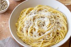 La pasta "cacio e pepe" es un plato romano famoso por ser sencillo pero sorprendentemente difícil de preparar.