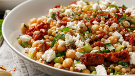 perfecta para el verano, esta ensalada de cuscus se ganara tu corazon perfecta para el verano, esta ensalada de cuscus se ganara tu corazon