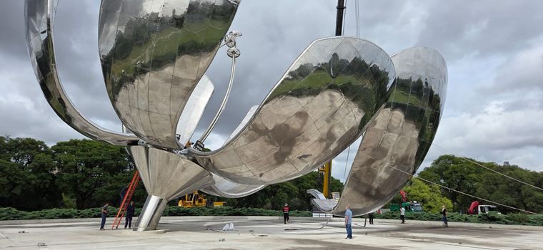 Así fue la restauración del pétalo de la Floralis Genérica.