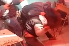 El salvaje ataque fue registrado por testigos. 