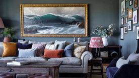 Una pintura es una forma encantadora de dar vida a las tendencias del diseño de interiores y de mostrar un poco de la personalidad en el hogar.. Foto: Futuro / Dan Duchars