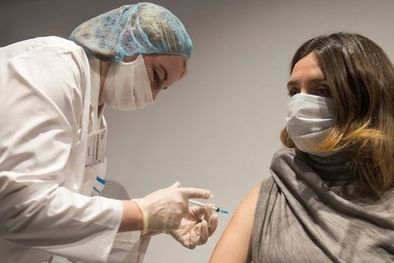 MDZol | La vacuna bivalente comenzará a ser aplicada desde este martes en Argentina. Foto: REUTERS