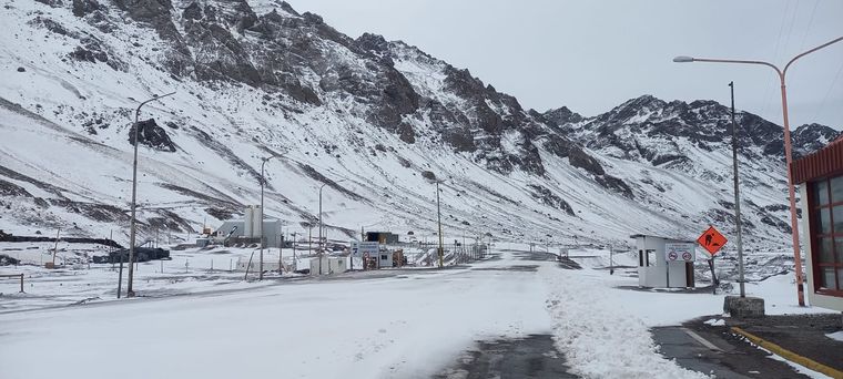 La nieve acumulada en la cordillera no permitió la apertura del Paso el día lunes Foto: Archivo