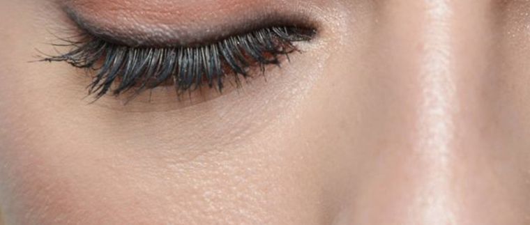 El maquillaje waterproof es un gran aliado para mantenerse radiante durante todo un evento. Foto: Vanitatis - El Confidencial