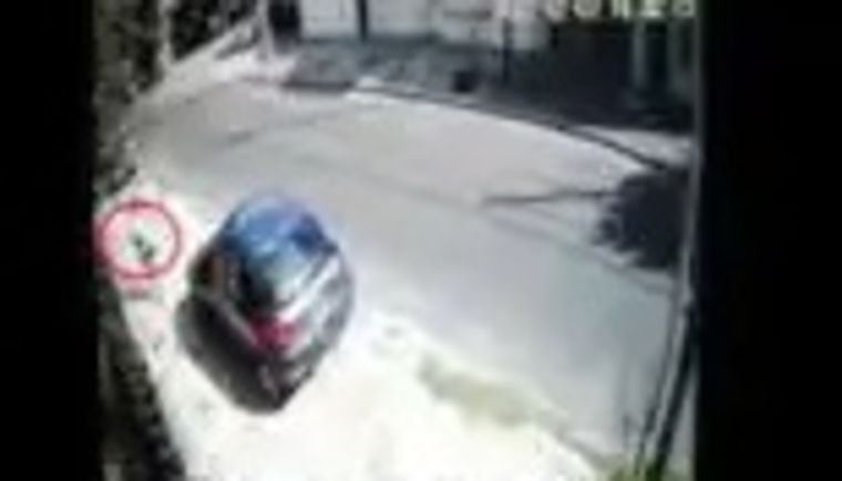 Las cámaras de seguridad la registraron caminando sola