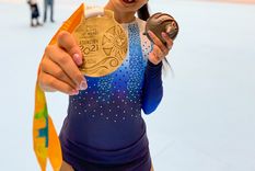 Giselle Soler muestra orgullosa su medalla dorada. Foto: @gigi_soler