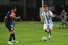 Barco traslada ante la defensa paraguaya. Foto: @Argentina