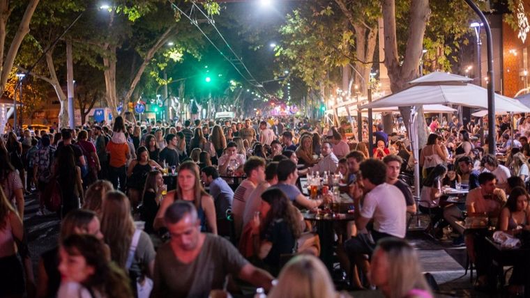 Los comercios sufren las nuevas restricciones horarias Foto: ALF PONCE MERCADO / MDZ - Imagen ilustrativa