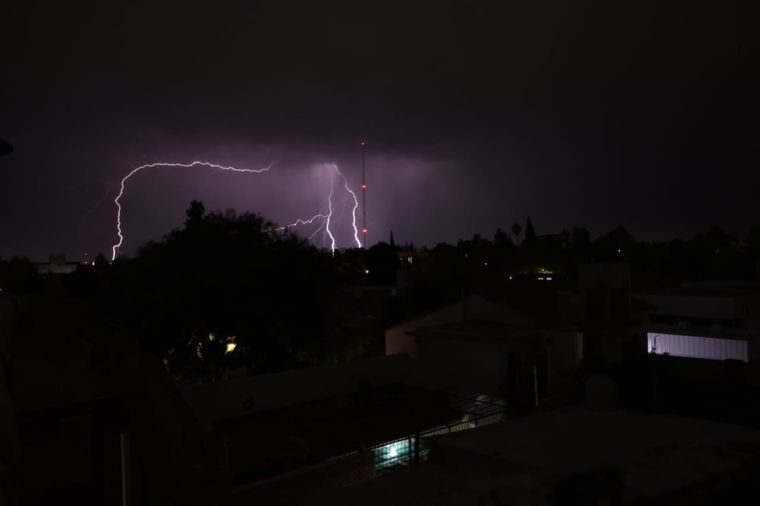 Las imágenes de la tormenta eléctrica fueron captadas en Godoy Cruz Foto: Juan Ignacio Blanco/MDZ