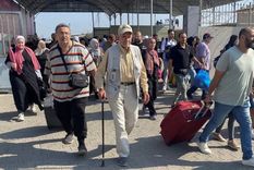 Unas 400 personas, entre ciudadanos con pasaportes extranjeros y enfermos de gravedad, pudieron cruzar por el paso de Rafah este 1 de noviembre. Foto: REUTERS