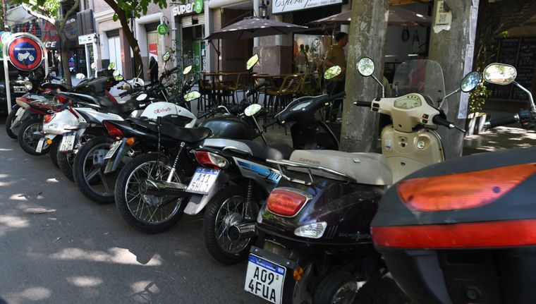 Las ventas de motos vienen creciendo en los últimos meses. Los precios más accesibles y los costos más bajos de mantenimiento estimulan la demanda. Foto: ALF PONCE MERCADO / MDZ