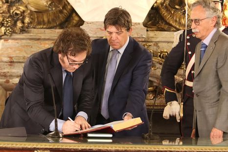 Luego del escándalo por las supuestas coimas en la Agencia Nacional de Discapacidad, el Gobierno analiza trasladar el organismo descentralizado al Ministerio de Salud que conduce Mario Lugones. Luego del escándalo por las supuestas coimas en la Agencia Nacional de Discapacidad, el Gobierno analiza trasladar el organismo descentralizado al Ministerio de Salud que conduce Mario Lugones.