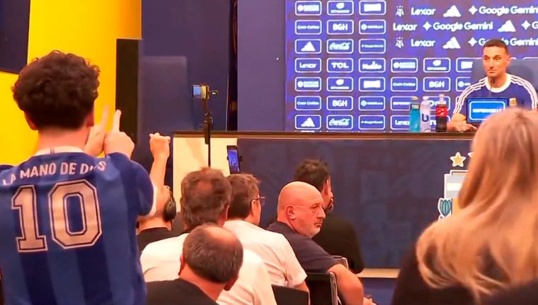 Scaloni vivió un bizarro momento en conferencia de prensa.