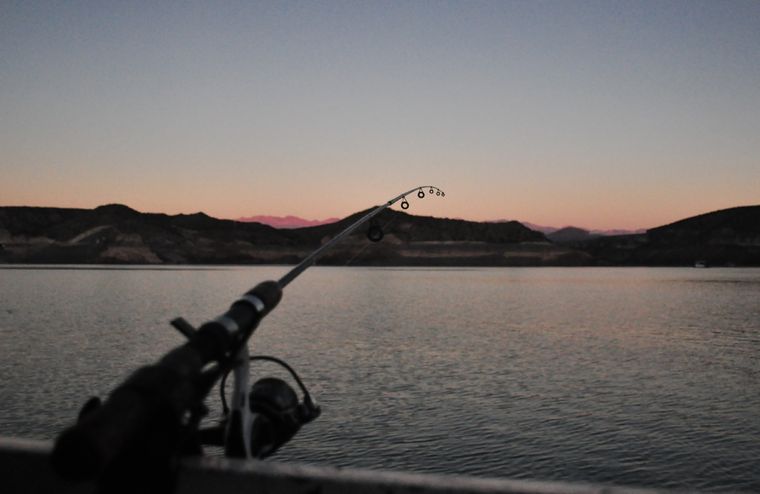 La magnificencia del paisaje y la calma son el complemento perfecto para la pesca de pejerreyes. Foto: Juan Ignacio Blanco/MDZ