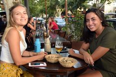 Valentina Estrella con su amiga Luciana Ruffolo. Foto: Pachy Reynoso/MDZ