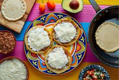 Puedes aprovechar la masa de los sopes y rellenarlas con tus combinaciones preferidas. Foto: Shutterstock