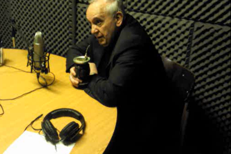 Jorge Bergoglio en la radio del barrio 21 - 24. Jorge Bergoglio en la radio del barrio 21 - 24.